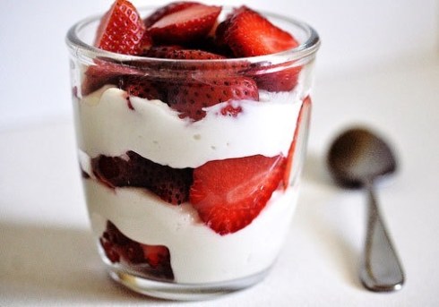 yugurt y frutillas
