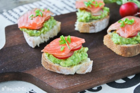 Crostini-con-aguacate-y-salmón-600x400