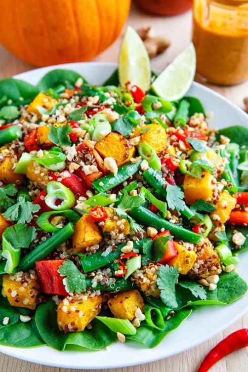 Ensalada de Quínoa con Zapallo Asado, Porotos Verdes y Salsa Tailandesa de Maní